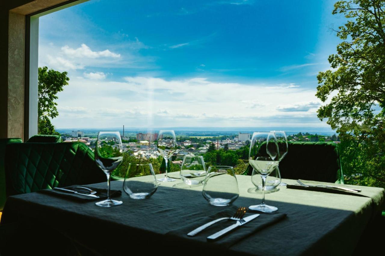 Restaurant & Pension U Hradu Šternberk Exteriör bild