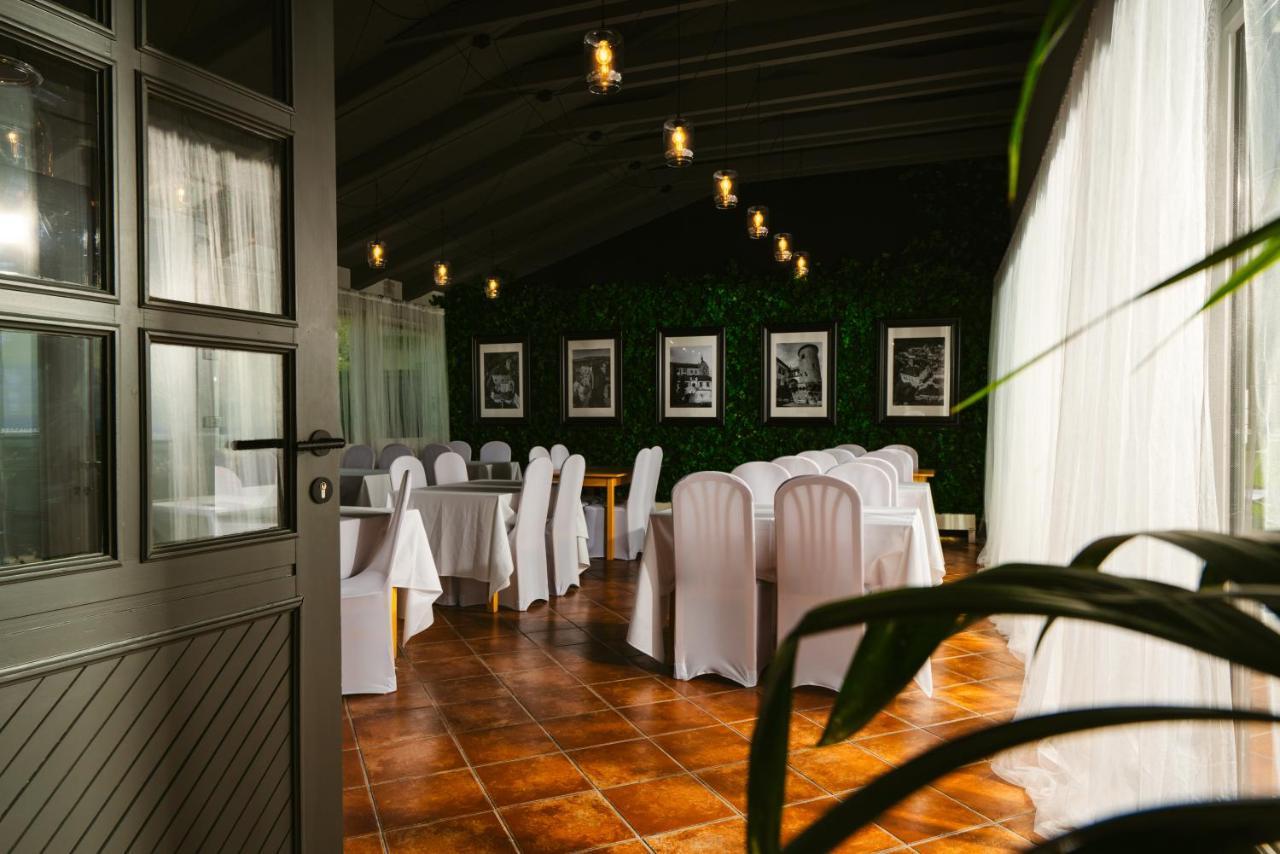 Restaurant & Pension U Hradu Šternberk Exteriör bild
